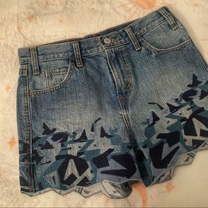 Levi’s embroidered high rise denim shorts size 26